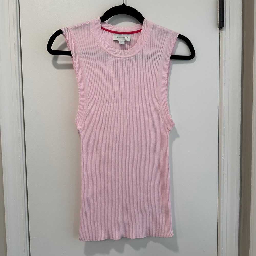 Free Assembly size XL light pink stretch sleeveless‎ sweater with scalloped trim